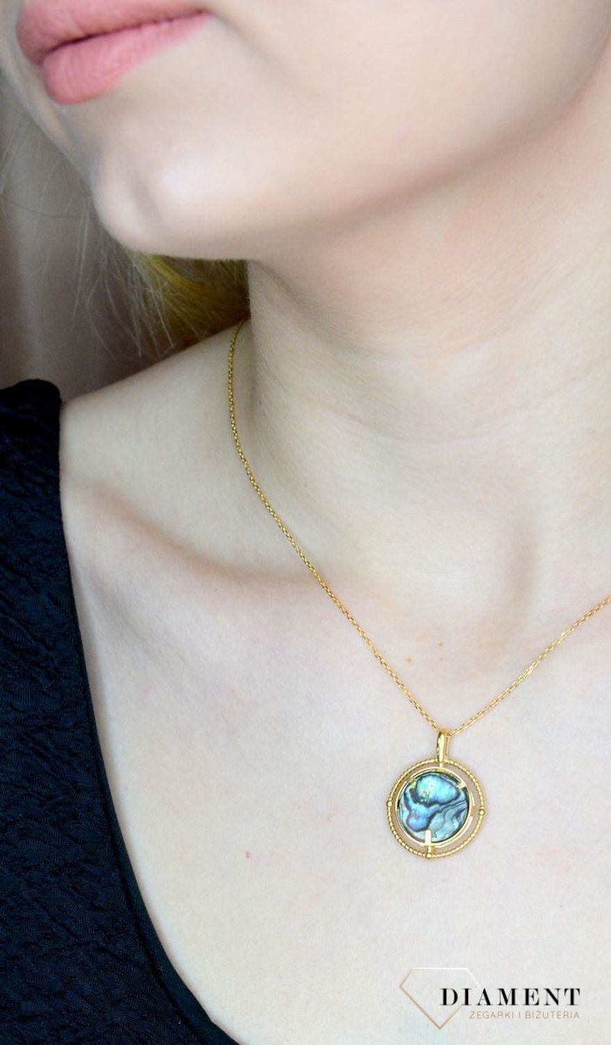 Srebrny naszyjnik damski pokryty złotem z okrągłą muszlą w oprawie 0758160300 A. Naszyjnik pokryty 24-karatowym złotem z muszlą naturalną w organicznej ramce. Naszyjnik wykonany z najwyższej próby srebra 925. Jest idealnym pomysłem.jpg